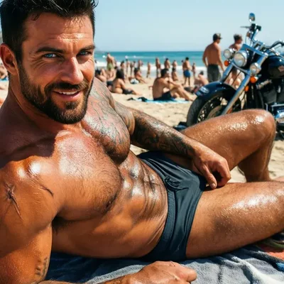 Heiße Begegnung mit dem Motorrad-Cop am Strand - Bild