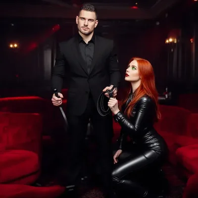 Die dominante Session in der BDSM-Lounge - Bild