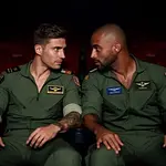 Heiße Kino-Begegnung mit zwei Piloten icon